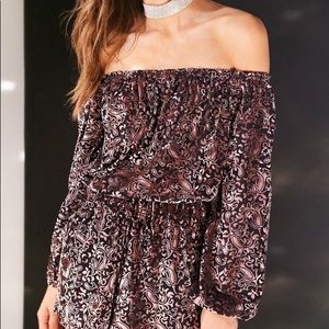 Ecoté- Velvet Off The Shoulder Romper